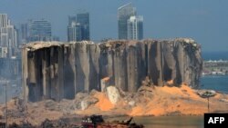 Kapal yang terbakar di pelabuhan Beirut, satu hari setelah ledakan kembar yang dahsyat merobek ibu kota Lebanon, 5 Agustus 2020. (Foto: AFP)