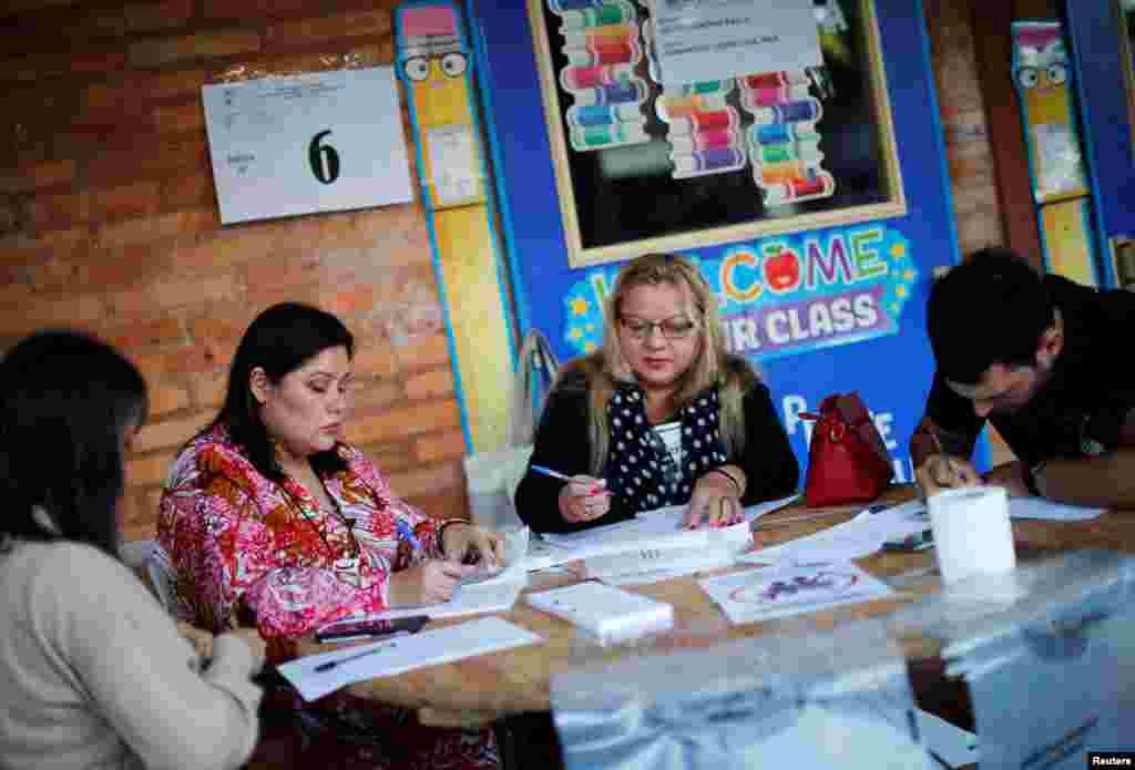 Funcionarios se preparan antes de abrir un centro de votación en la capital Asunción para las elecciones generales de Paraguay, el 30 de abril de 2023, cuando el país votará a decenas de puestos del gobierno, entre ellos la presidencia. 