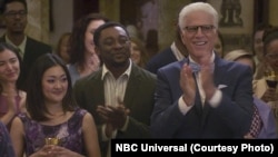 Glumac Bambadzan Bamba sa Tedom Densonom u TV seriji mreže NBC "The Good Place."