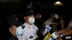 El director de Policía Nacional Civil Mauricio Arriaza Chicas (C) habla con la prensa en la escena del crimen donde hombres desconocidos asesinaron a seis personas dentro de un bar en el barrio La Isla en San Salvador el 11 de octubre de 2020.
