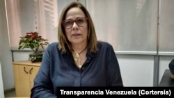 ARCHIVO - Mercedes De Freitas, directora de Transparencia Venezuela, habla a la prensa en fotografía tomada en 2019. (Cortesía: Transparencia Venezuela)