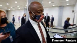 El senador estadounidense Scott habla con los reporteros mientras transita por el sistema de metro debajo del Capitolio de Estados Unidos en Washington, el 27 de abril de 2021.