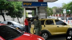 Largas filas para abastecer de gasolina se han mantenido después que el gobierno en disputa de Nicolás Maduro ordenó un racionamiento en plena pandemia.