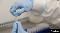 Para ilmuwan menguji coba potensial vaksin untuk Covid-19 di Cobra Biologics, Keele, Inggris, 30 April 2020.