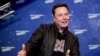 Le propriétaire de SpaceX et PDG de Tesla, Elon Musk, arrive sur le tapis rouge pour le prix des médias Axel Springer, à Berlin, en Allemagne le 1er décembre 2020,