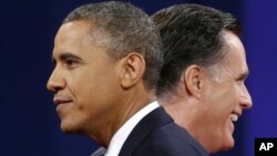Presiden Barack Obama dan Capres partai Republik Mitt Romney setelah selesai melakukan debat terakhir di Boca Raton, Florida Senin malam (22/10). 