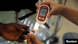 Seorang paramedis memeriksa gula darah seorang pasien di klinik diabetes di Jakarta, Indonesia, 22 April 2016.