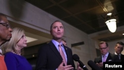 Ketua Komisi Intelijen DPR AS, Adam Schiff, memberikan keterangan kepada media di gedung Capitol., Washington, D.C., Rabu (6/11).
