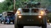 Tank lapis baja milik Pasukan Pertahanan Kenya (KDF) keluar dari pusat perbelanjaan Westgate usai baku tembak dengan pelaku penembakan (23/9). (Reuters/Thomas Mukoya)