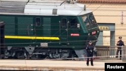 Policías chinos vigilan un tren en la estación de Beijing, el martes 27 de marzo, de 2018.