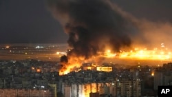 Flanm dife ak lafimen monte apre yon frap ayeryen Izrayelyen kot Dahiyeh ki sitye nan banlye sid Beirout, Liban, 20 Oktob 2024.