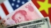 Uang kertas dolar dan yuan, 2 Juni 2017. (Foto: Reuters) 