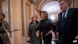 La presidente de la Cámara de Representantes, Nancy Pelosi (centro), en el Capitolio.Pelosi pidió resguardar a las tropas estadounidenses después que fue informada de los ataques con misiles de Irán a bases iraquíes donde se albergan fuerzas de EEUU. Foto de archivo.