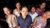រូបថតឯកសារ៖ ស្រ្តីខ្មែរ​មួយក្រុម។