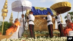 Procession of Cambodia's late King Norodom Sihanouk winds through the streets of Phnom Penh, October 17, 2012.