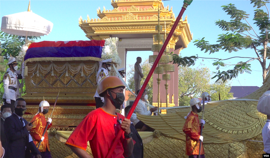 ពិធីដង្ហែព្រះសពរបស់សម្តេចក្រុមព្រះនរោត្តម រណឫទ្ធិ ចេញពីព្រះដំណាក់ ទៅកាន់វាលព្រះមេរុ មុខវត្តបុទមវតី រាជធានីភ្នំពេញ ថ្ងៃទី៨ ខែធ្នូ ឆ្នាំ២០២១។ (ខាន់ សុគុំមនោ/វីអូអេ)