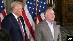 ប្រធានាធិបតីលោក Donald Trump ស្តាប់ប្រេសិតអាមេរិកប្រចាំតំបន់មជ្ឈិមបូព៌ាលោក Steve Witkoff ថ្លែងក្នុងសន្និសីទសារព័ត៌មាននៅទីក្រុង Palm Beach រដ្ឋ Florida កាលពីថ្ងៃទី៧ មករា ឆ្នាំ២០២៥។