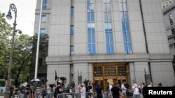 Archivo-Miembros de la prensa esperan fuera de un edificio del gobierno para una decisión de la Corte Federal en Manhattan, Nueva York, en julio de 2020.