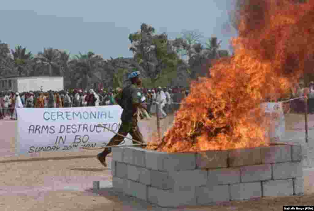 Cérémonie de destruction d’armes à Bo pour célébrer la fin de la guerre en Sierra Leone, janvier 2002. (Nathalie Barge, VOA)
