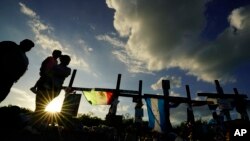 La gente visita un monumento improvisado para honrar a las víctimas y sobrevivientes de la tragedia del tráfico de personas el 6 de julio de 2022, en San Antonio, en la que 53 migrantes fueron encontrados muertos o moribundos en un camión con remolque. 