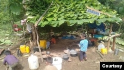 ဒီးမော့ဆို စစ်ဘေးဒုက္ခသည်စခန်းက ကလေးငယ်အချို့/ယခင်ပုံဟောင်း။ (ဓာတ်ပုံ - ကရင်နီလူငယ်အဖွဲ့)