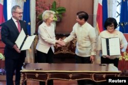 ประธานาธิบดีเฟอร์ดินาน มาร์กอส จูเนียร์ แห่งฟิลิปปินส์ จับมือกับเออร์ซูลา ฟ็อน แดร์ ไลเอิน ประธานคณะกรรมาธิการยุโรป หลังการลงนามร่วมกันที่กรุงมะนิลา 31 กรกฎาคม 2023