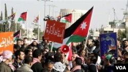 En Jordania miles de manifestantes comenzaron a salir a las calles para exigir un cambio en las políticas de su gobierno, tal y como ocurre en Egipto.