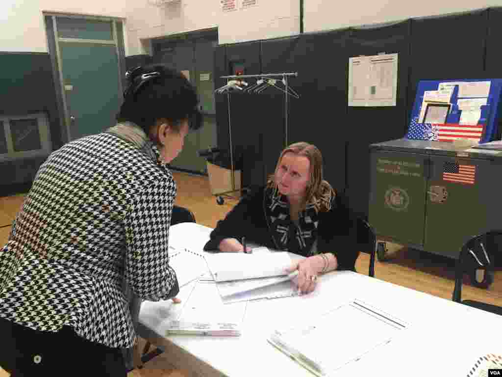Polling station in Brighton Beach, Brooklyn, New York, April 19, 2016. (D. Schrier / VOA)