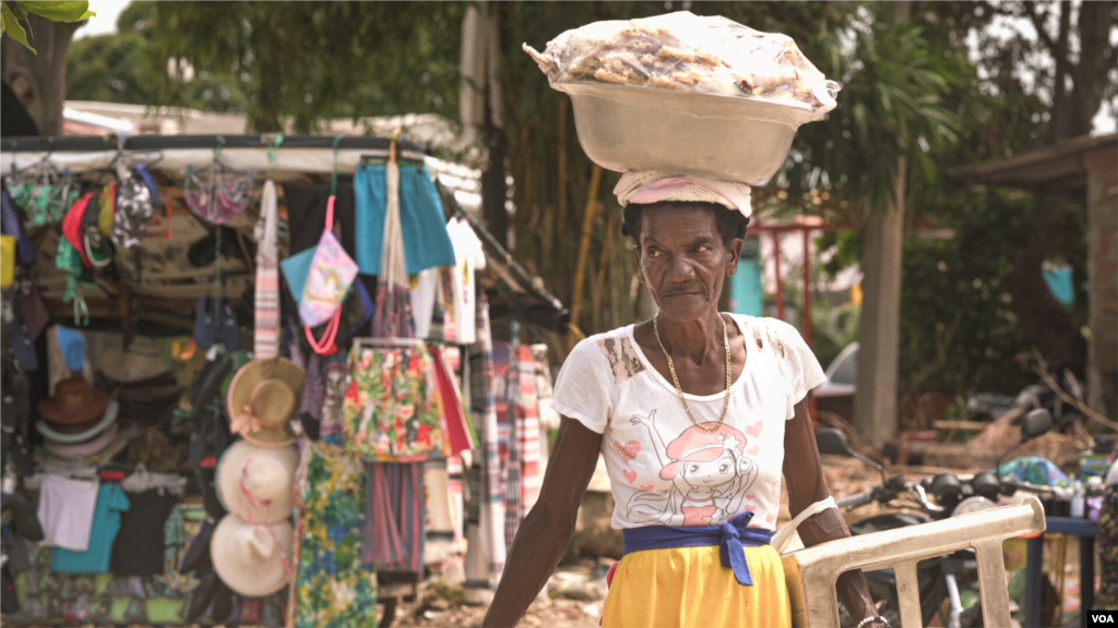 El comercio informal se ha visto beneficiado con el paso masivo de migrantes de todas partes del mundo en la región del Urabá Antioqueño.