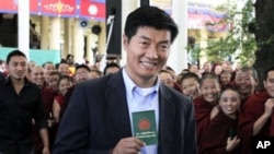 洛桑森格是达赖喇嘛退出政务之后首位任职的西藏流亡政府首席部长。图为他今年3月20日到达印度达兰萨拉投票。
