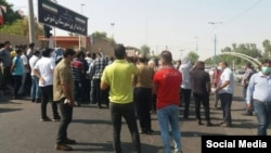 تجمع کارگران هفت تپه در مقابل فرمانداری شهرستان شوش - آرشیو