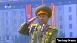 지난 2007년 북한군 창건 75주년 열병식에서 열병식 시작을 보고하는 김격식 군총참모장. (자료사진)
