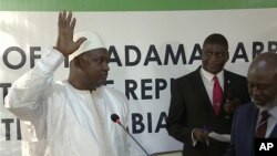 Shugaba Adama Barrow yayinda ake rantsar dashi a matsayin shugaban Gambia jiya
