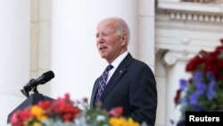 ARCHIVO - El presidente Joe Biden participa de una actividad oficial por el Día de los Veteranos en el Cementerio Nacional de Arlington.