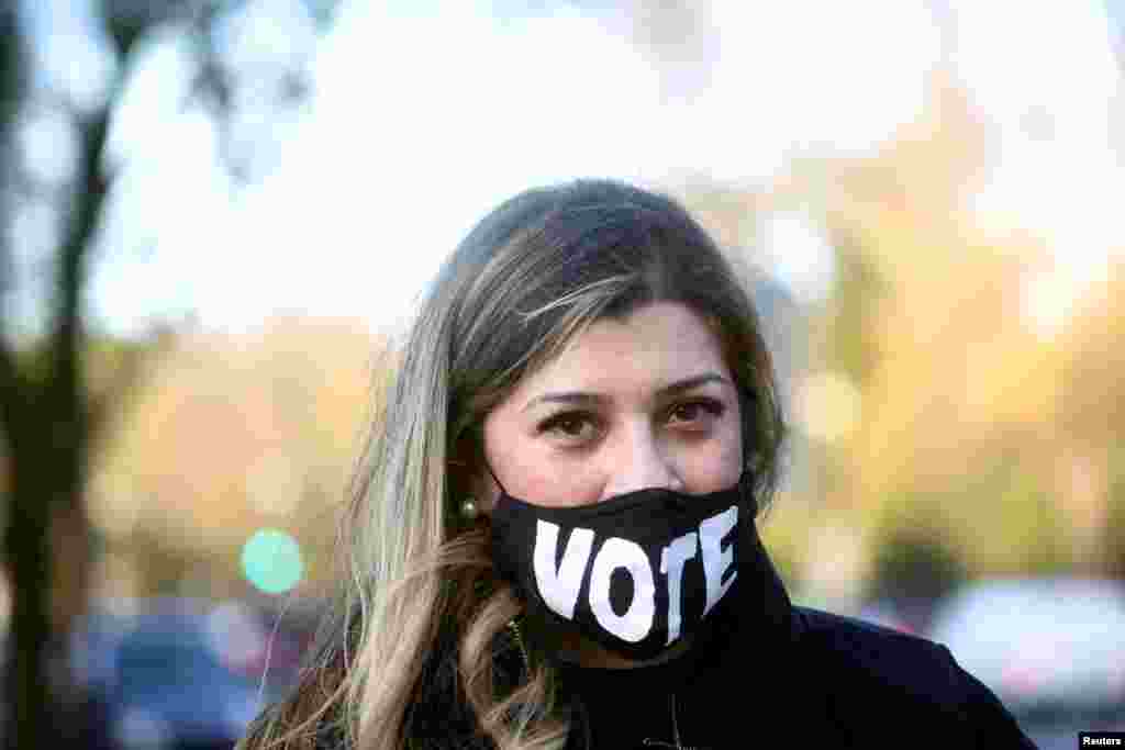 Una mujer usa una máscara con el letrero "VOTA" el día de las elecciones presidenciales de Estados Unidos en Washington, el 3 de noviembre de 2020.
