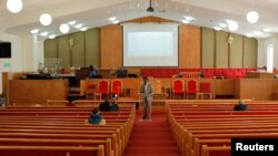 El reverendo Carey Anderson transmite su sermón por internet desde la Primera Iglesia Africana Metodista en Seattle, Washington, el 22 de marzzo de 2020.