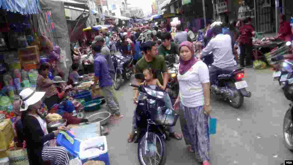 សកម្មភាពលក់ដូរនៅផ្សារច្រាំងចំរេះ (ផ្សារគីឡូលេខ៧) នៅម៉ោង៥រសៀល ថ្ងៃអាទិត្យ ទី១២ ខែមិថុនា ឆ្នាំ២០១៦ នៅក្នុងខណ្ឌឫស្សីកែវ រាជធានីភ្នំពេញ។ (សើ សាយ្យាណា/VOA) 