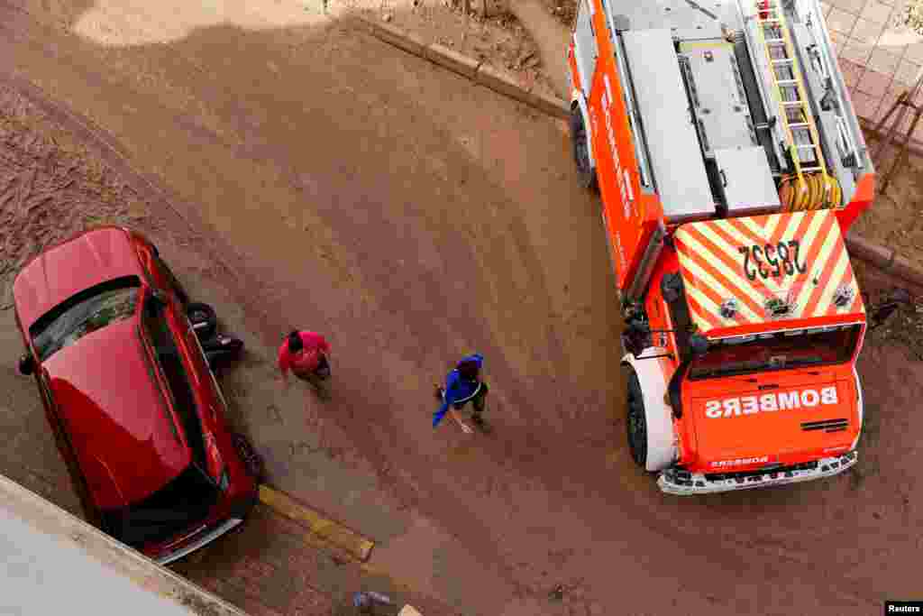 Las inundaciones en Valencia golpearon la infraestructura de la región, arrastrando puentes, carreteras, vías férreas y edificios, al desbordarse los ríos. Muchos perdieron todas sus pertenencias y sus negocios que eran su sustento. 