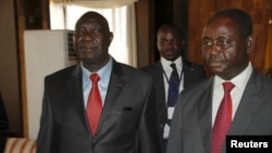Michel Djotodia (kiri), pemimpin pemberontak Seleka, bersama Presiden terguling François Bozizé (foto dok: 11 Januari 2013). 