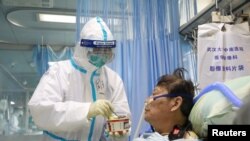 Una enfermera atiende a uno de los pacientes ingresados en el hospital Zhongnan, en Wuhan, el pasado 8 de febrero de 2020.