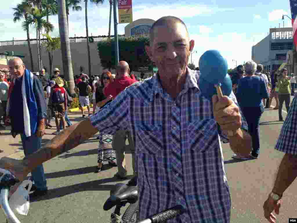 Los disidentes cubanos en Miami salen a las calles a festejar la muerte de Fidel Castro. [Foto: José Pernalete, VOA].