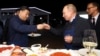 在俄罗斯符拉迪沃斯托克举行的东方经济论坛期间，中国国家主席习近平(左)和俄罗斯总统弗拉基米尔·普京(Vladimir Putin)一边品尝食物，一边敬酒。(2018年9月11日）