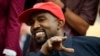 Kanye West offre des tennis blanches au président ougandais
