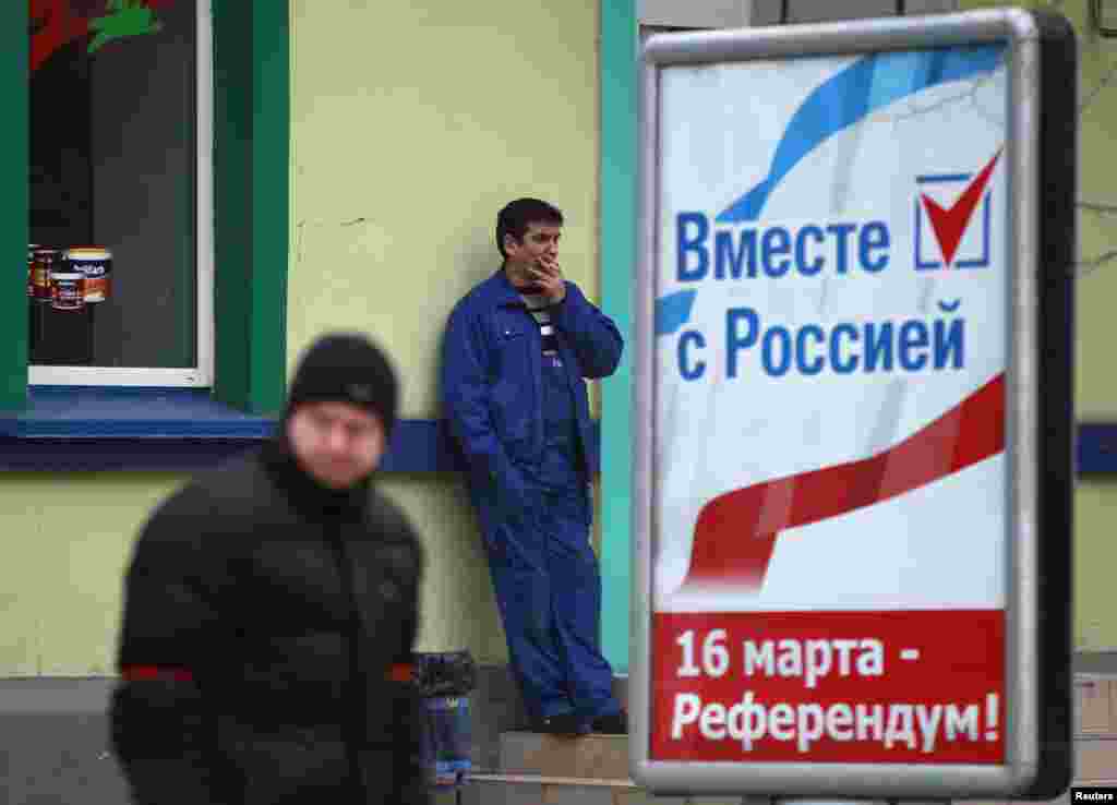 Sebuah poster mendesak warga Krimea untuk memilih bergabung dengan Rusia pada referendum yang akan diadakan pada 16 Maret 2014, Simferopol, Krimea, Ukraina, 11 Maret 2014. 