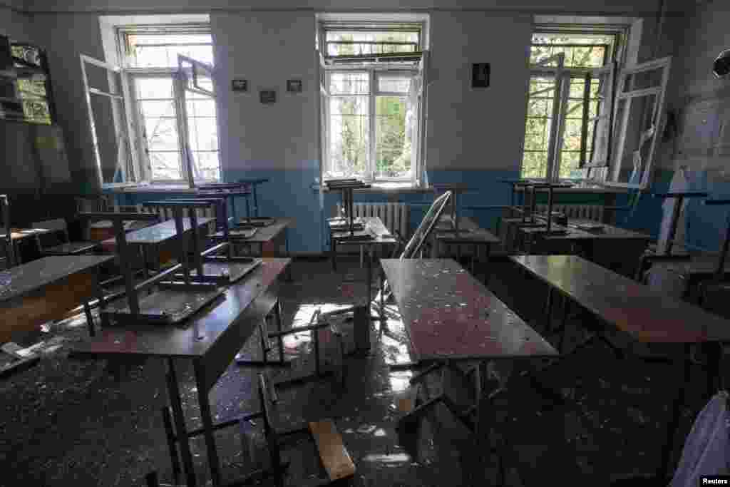 Snaryad kelib tushgan maktab sinfxonasining ko'rinishi, Donetsk, sharqiy Ukraina, 1-oktabr, 2014-yil.
