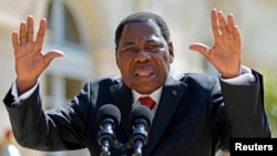 Benin's President Thomas Boni Yayi speaks to journalists after a meeting at the Elysee Palace in Paris, France, June 9, 2015.
