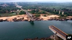 El puente Juscelino Kubitschek, derrumbado sobre el río Tocantins en Estreito, estado de Maranhao, Brasil, el martes 24 de diciembre de 2024. 