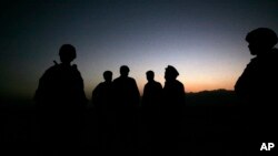 Tentara AS dan polisi Afghanistan melakukan patroli gabungan di luar pangkalan udara Bagram, Afghanistan (foto: dok). 