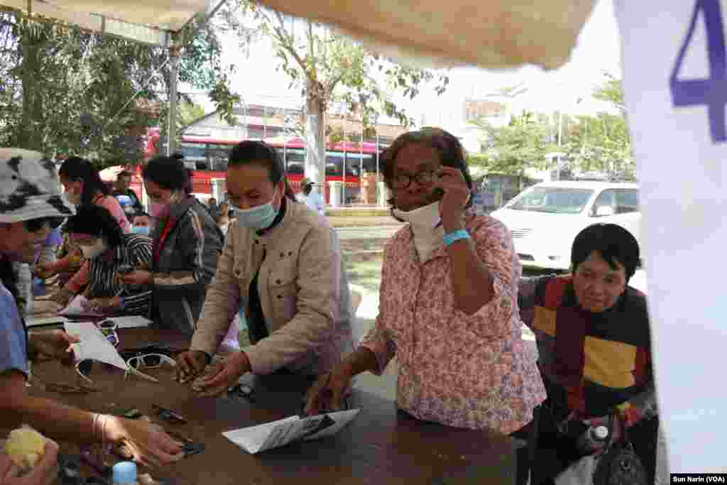 អ្នកស្រី ឌុច សម្បត្តិ (ពីស្តាំ) ពលរដ្ឋនៅស្រុកមង្គលបូរី ខេត្តបន្ទាយមានជ័យ មកទទួលការព្យាបាលពីសំណាក់ក្រុមគ្រូពេទ្យអាមេរិកាំង នៅថ្ងៃទី ៣០ ខែមករា ឆ្នាំ២០២៣។ (ស៊ុន ណារិន/វីអូអេ)