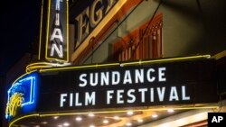 ARCHIVO - La marquesina del Teatro Egipcio aparece durante el Festival de Cine de Sundance en Park City, Utah, el 28 de enero de 2020.